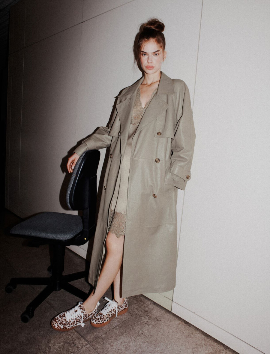 vadderad trenchcoat i läder - mud
