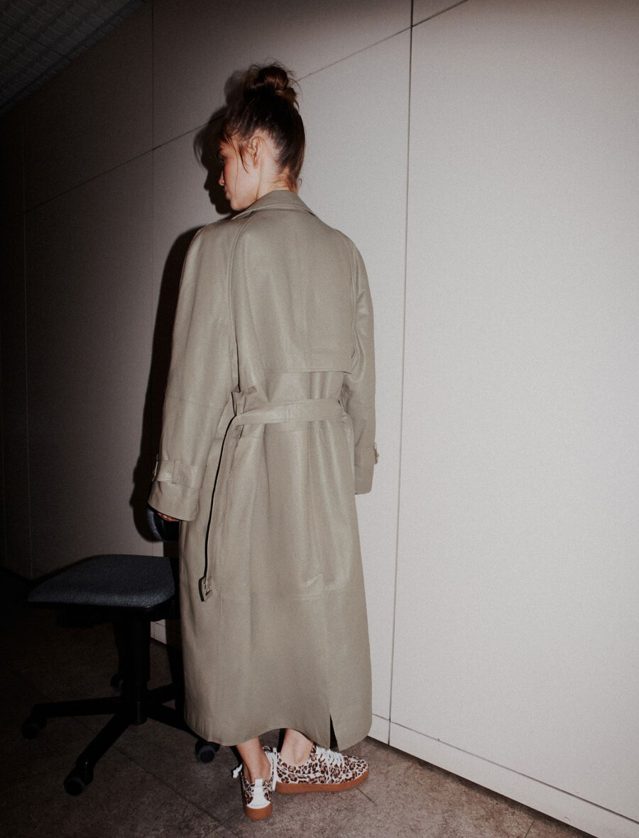 vadderad trenchcoat i läder - mud