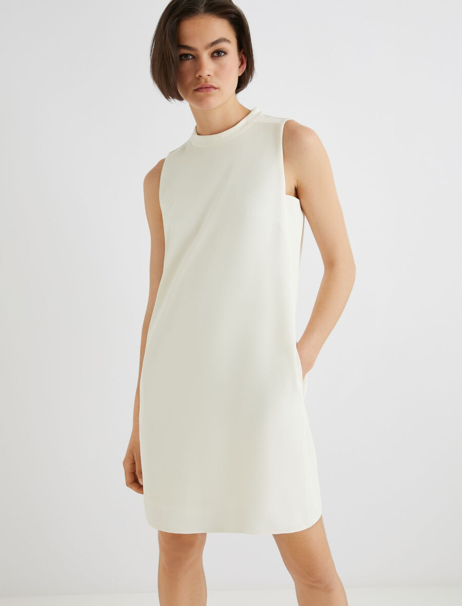 Ärmlös klänning i crepe envers satin - wool wit