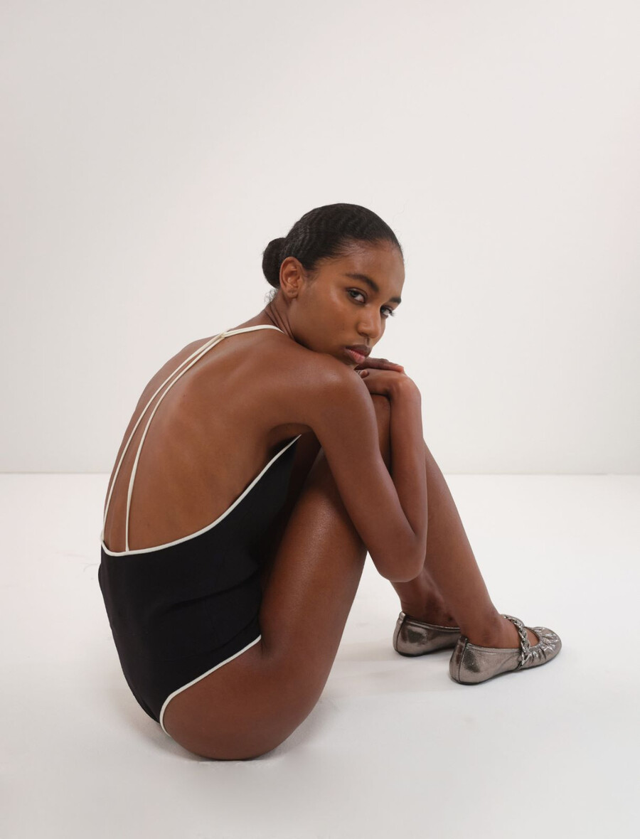 v-ringad body - svart