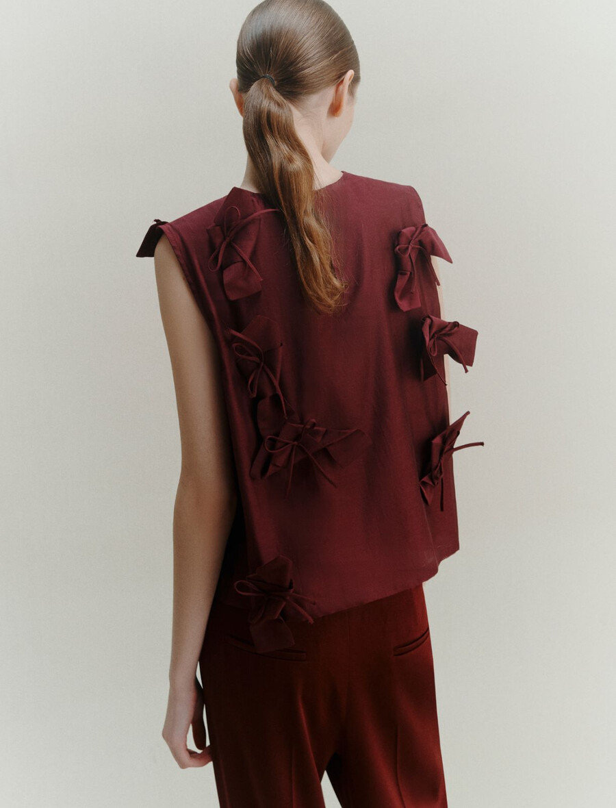 blus med rosettdetalj - bordeaux
