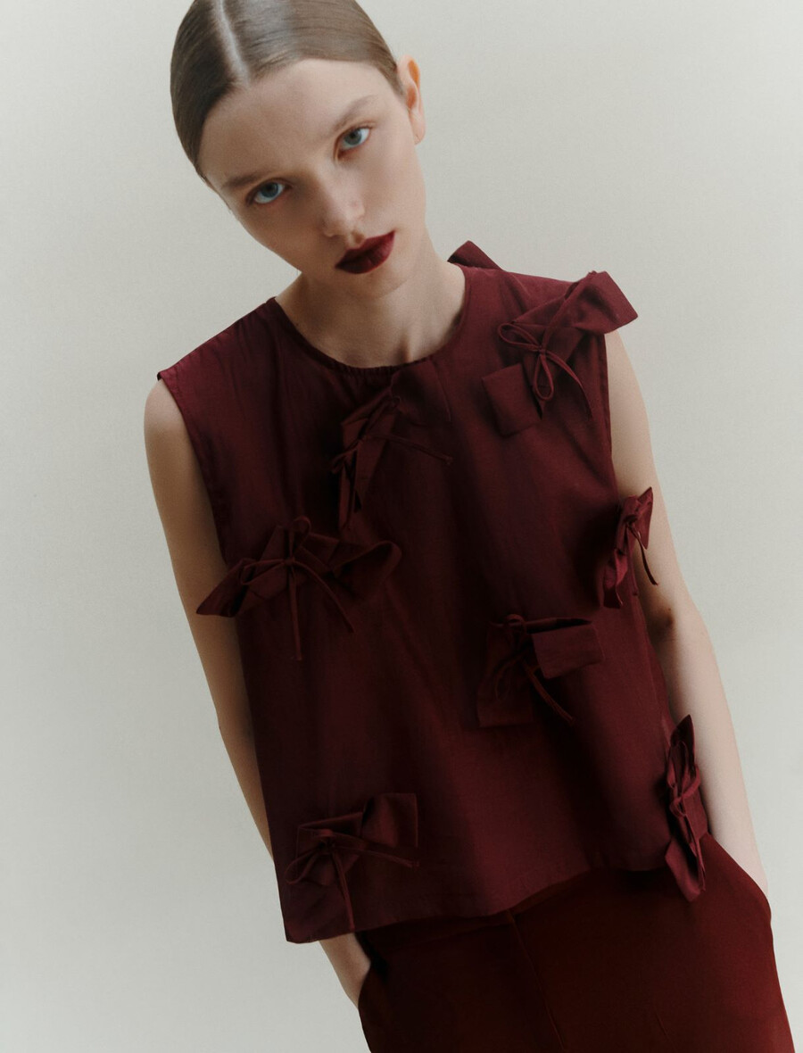 blus med rosettdetalj - bordeaux