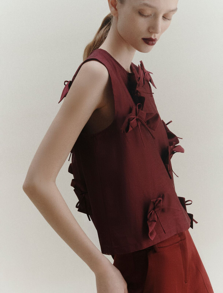 blus med rosettdetalj - bordeaux