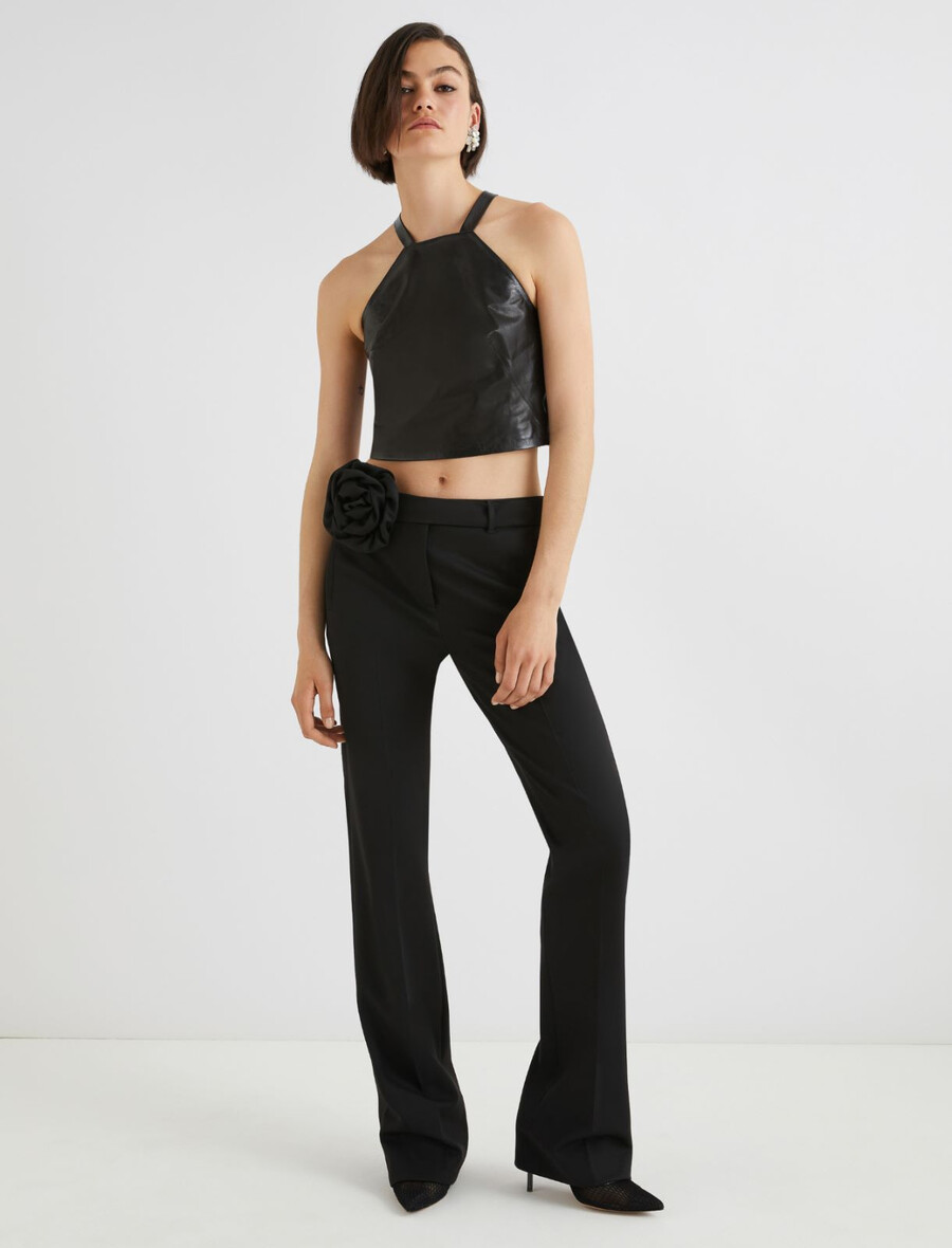 utsvängda byxor med blomdekorerad skärpdetalj - svart